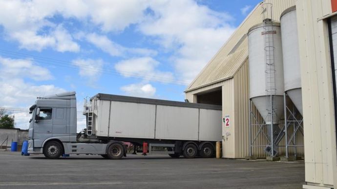 Il faut avant tout assurer la fluidité des approvisionnements des usines et des livraisons en élevage. © Y. BOLOH